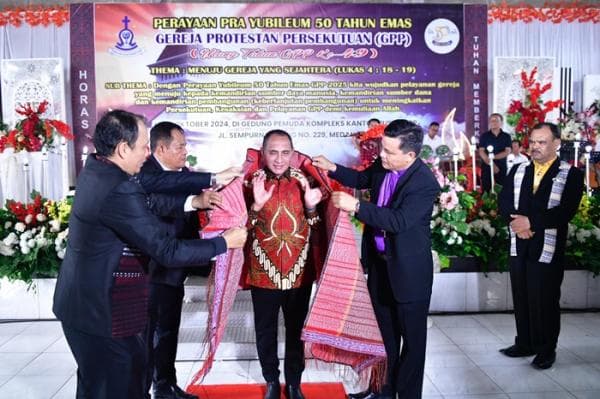 Bishop GPP Berikan Ulos dan Doa untuk Edy Rahmayadi, Harapkan Terpilih Lagi Sebagai Gubernur Sumut