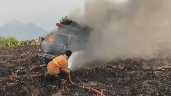 Buang Punting Rokok Sembarangan, Truk Muat Tebu Terbakar