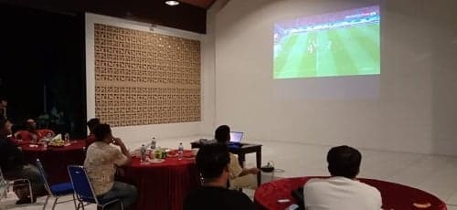 Kapolres Pasangkayu dan Jurnalis Kompak Nobar China Vs Indonesia