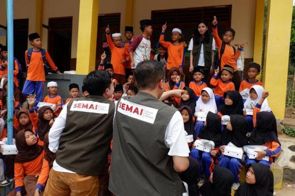 Keren! Anak Muda Ini Bikin Program Mengajar di Desa Hambalang!