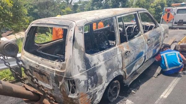 Muncul Kepulan Asap, Mobil Plat Merah Terbakar di Tol Ungaran