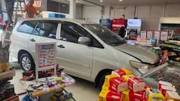 Toyota Innova Tabrak Minimarket di Depok, Lupa Atur Persneling