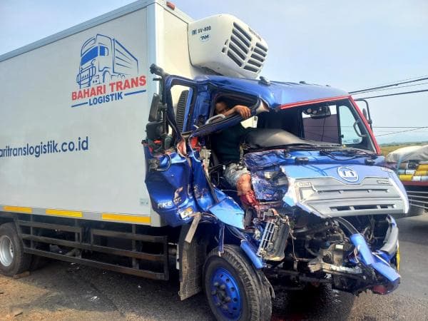 Tabrak Truk Pelat Merah Parkir di Jombang, Sopir Boks Logistik Asal Probolinggo Sekarat Terjepit