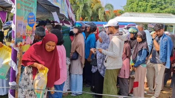 Warga Bangka Barat Rela Antre dari Pagi untuk Mendapatkan Beras Murah