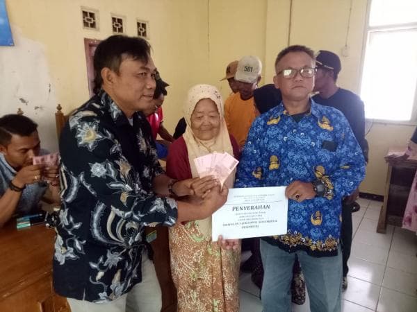 Puluhan Keluarga di Desa Jayamukti Mendapat BLT Dana Desa Tahap Empat Senilai Rp900.000