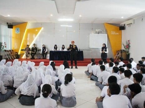 PT. KAI Daop 3 Cirebon Edukasi Siswa SMAN 5 tentang Keselamatan dan Karier di Perkeretaapian