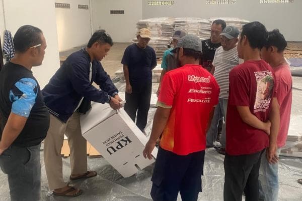 Coblosan Makin Dekat, KPU Sukoharjo Mulai Rakit Kotak Suara