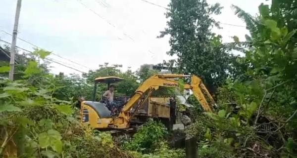 Respon Permintaan Petani, Cawabup Pidie Jaya Hasan Basri Kerahkan Alat Berat Bersihkan Saluran