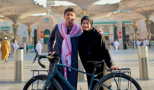 Romantis, Pasangan Suami Istri Asal Indonesia Pergi Ibadah Umrah dengan Gowes