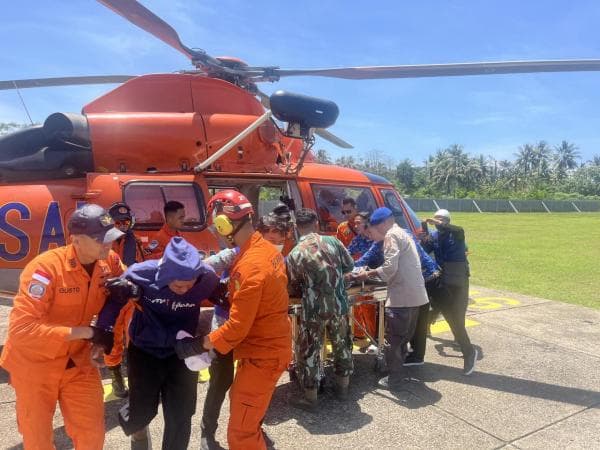 Helikopter Dikerahkan Evakuasi 71 Nelayan yang Terjebak di Bekas Dermaga Pasir Besi