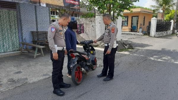 Unit Lantas Polsek Cihideung Tertibkan Kendaraan Berknalpot Bising di Depan Mako