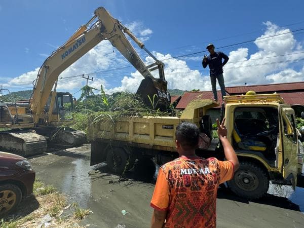 Setelah Organda, Matius Fakhiri Kirim Excavator Bersihkan Kali Belakang Youtefa