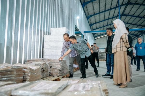 Pjs Bupati Karawang Kunjungi Gudang KPU, Pastikan Kelancaran Penyaluran Logistik Pilkada