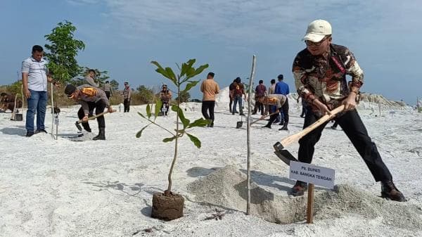 Polres Bangka Tengah dan Pemda Bangka Tengah Tanam Pohon Bersama