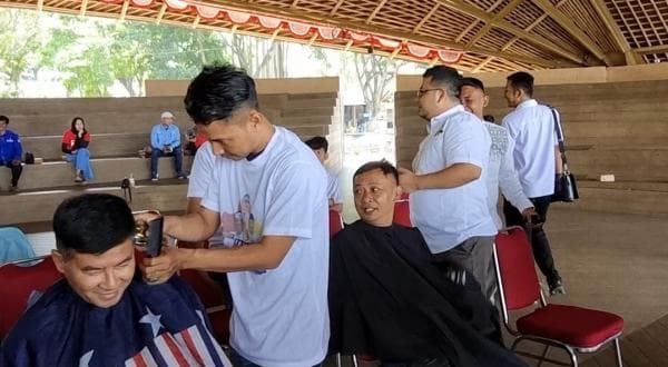 Forum Pangkas Rambut Garut Dukung Pasangan Dedi-Erwan di Pilgub Jabar 2024