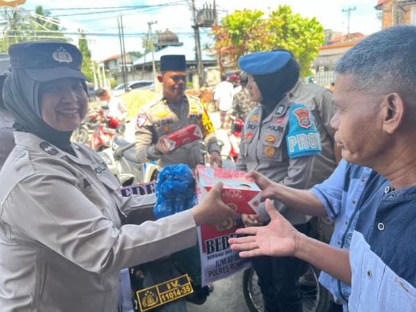 Jumat Berkah Polres Rohul Bagikan Ratusan Nasi Kotak di Masjid Silaturahmi