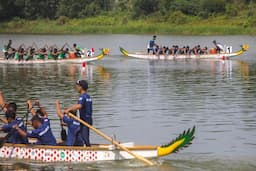 Potret Lomba Dayung Perahu Naga HUT TNI ke-79