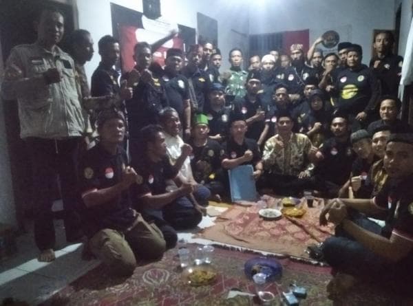 Silaturahmi, PJBN DPC Malingping Bagikan KTA dan Kaos Seragam