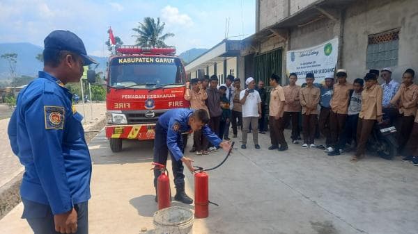 Sosialisasi Cegah Dini Kebakaran, Petugas Damkar Garut Sambangi SMK Qiroatussab'ah