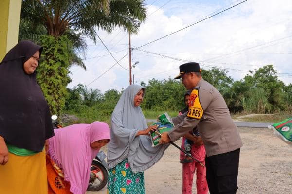 Kapolres Rohil Giat Baksos dan Beri Pesan Pilkada Damai ke Warga