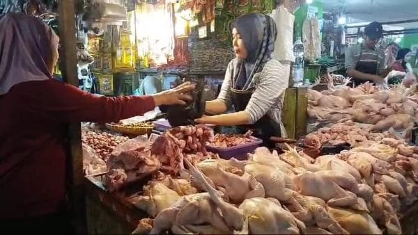 Kenaikan Harga Ayam Potong Buat Resah Pedagang dan Konsumen di Garut