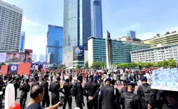 Ribuan Warga Padati Jalan MH Thamrin untuk Bersalaman dengan Prabowo