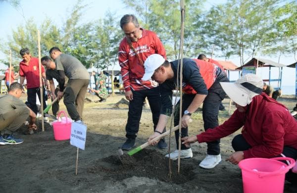 Jaga Kelestarian Lingkungan, Pemkot Semarang Bersih-bersih Pantai Tirang