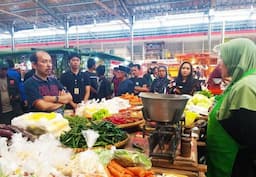 Kunjungi Pasar di Kuningan, Paslon 03 Janji Tingkatkan Kesejahteraan Pedagang Tradisional