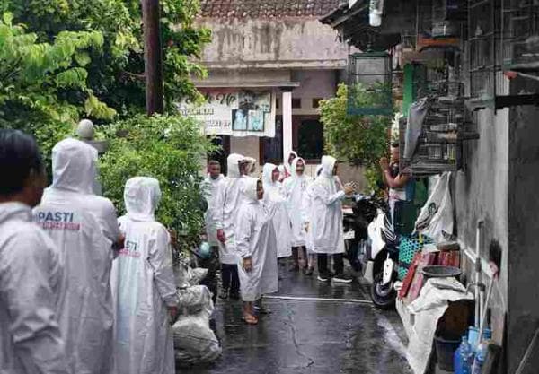 Hujan Deras Tetap Blusukan di Kampung Sewu, Respati Dioleh-olehi Roti Produksi Warga