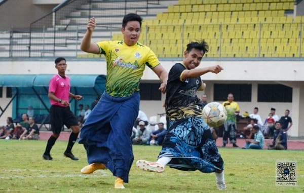 Seru..!! Peringati HSN 2024, Bupati Kendal Tanding Sepakbola Pakai Sarung Lawan Santri