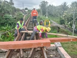 Tujuh Titik Bantalan Kayu Rel Kereta Api di Probolinggo, Diganti Dengan Bahan Sintetis