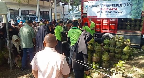 Ratusan Emak - emak Berebutan Beli Gas Melon di Pasar Tani Aceh