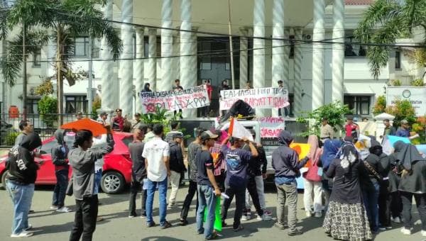 Diduga ASN Tak Netral di Pilkada! Massa Geram Lempari Kantor Bupati Pandeglang dengan Tomat Busuk