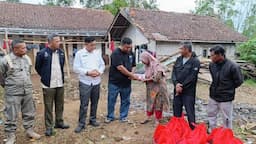 Anggota DPRD Garut Bersama Camat Cigedug Tengok Rumah Rubuh Akibat Gempa