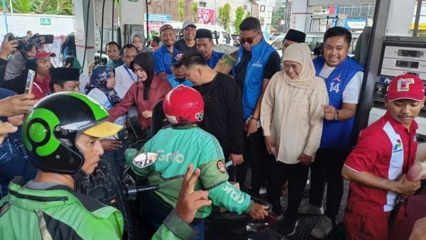 Khofifah Indar Parawansa Sambangi Ojol Sidoarjo dengan Bagi Bensin Gratis