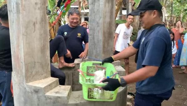 Petugas Damkar Evakuasi Kucing Tercebur ke Sumur Sedalam 15 Meter