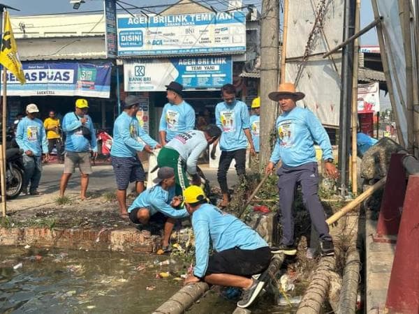 Kampanye Sosial Paslon 01 Bambang Hermanto Bersama Para Relawan Bersih-bersih Sampah di Pasar Sukra