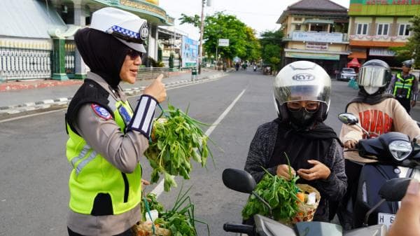 Satlantas Polres Kendal Bagi-Bagi Sayuran dan Helm