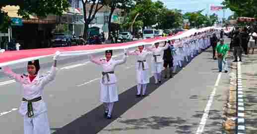 Sambut Hari Sumpah Pemuda, Ratusan Orang di Karanganyar Bentangkan Merah Putih Sepanjang 1000 Meter