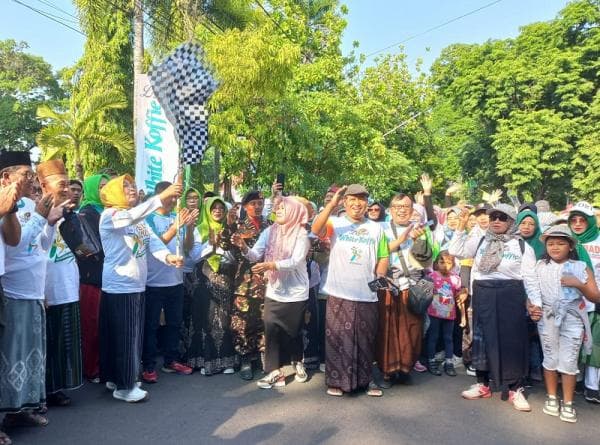 Unik, Peserta Jalan Sehat Hari Santri Nasional 2024 di Grobogan Mengenakan Sarung