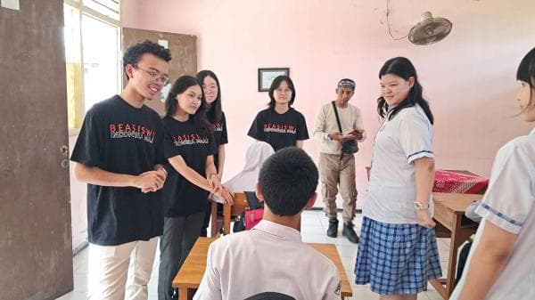 Inovasi Tanpa Batas, SMA Gloria 1 dan SMAN 5 Surabaya Bantu Akses Literasi untuk Anak Tunanetra