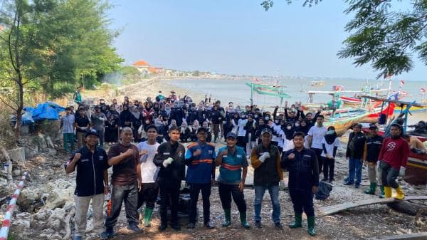 Bersih-bersih Sampah Pantai Boom Tuban, ZIS Laznas Nurul Hayat Tuban : Kami Mencoba Seimbangkan Alam