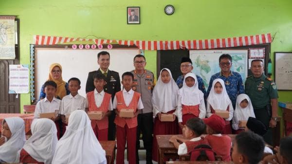 Kapolres dan Dandim Tasikmalaya Bagikan Makan Siang Gratis untuk Siswa SDN 3 Gobras