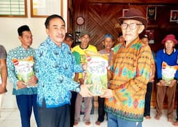 Dorong Ketapang, Pemdes Mekarlaksana Bagikan Benih Padi dan Jagung ke Petani