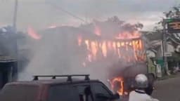 Truk Penuh Muatan Tisu Terbakar Hebat di Karawang, Api dari Percikan Las