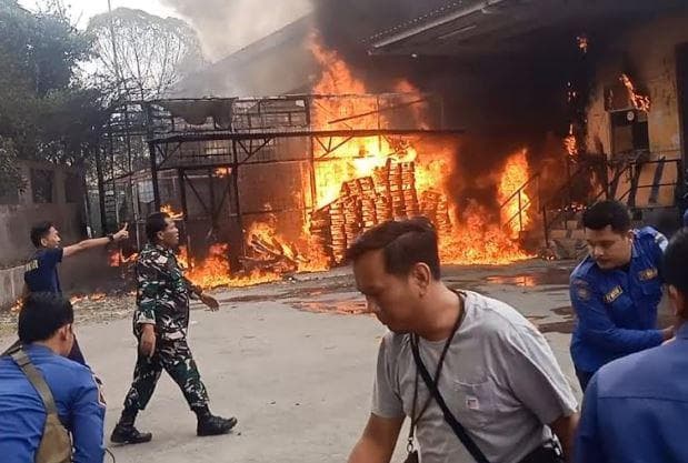 Kebakaran Gudang Transmart di Serang, 4 Mobil Damkar Dikerahkan