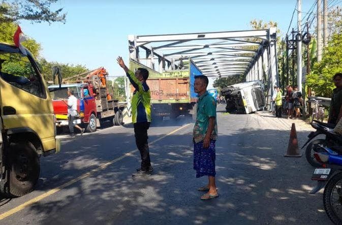 Truk Boks Terguling di Bojonegoro Timpa Pemotor, Kondisi Korban Mengenaskan