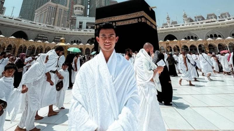 Gantengnya Pratama Arhan Pakai Kain Ihram saat Umrah Jelang Laga Indonesia vs Arab Saudi 