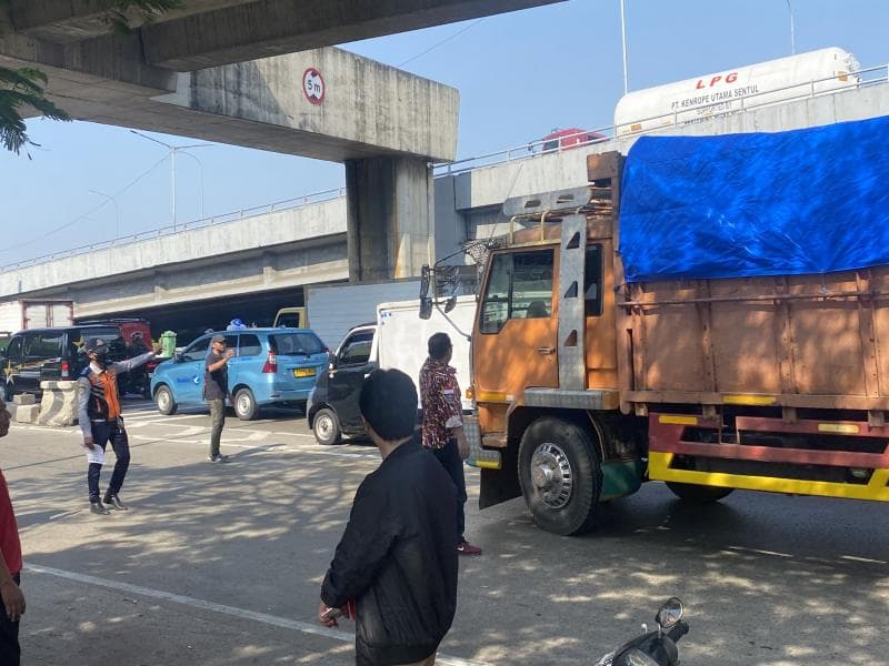 Warga Cegat Truk Masuk ke Plumpang-Semper Imbas Kecelakaan Maut