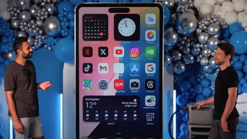 YouTuber Sukses Bikin iPhone 15 Pro Max Setinggi 2 Meter, Berfungsi seperti Ponsel Biasa